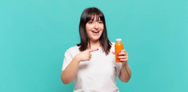 Heyecanlı ve şaşırmış görünüyor. Yana ve yukarıya bakıyor. Boşluğu kopyalıyor.