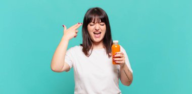 Mutsuz ve stresli görünüyor, intihar jesti elle silah işareti yapıyor, kafasını işaret ediyor.