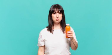 Üzgün ve mızmız hissediyorum, mutsuz bir bakışla, olumsuz ve hayal kırıklığına uğramış bir tavırla ağlıyorum.