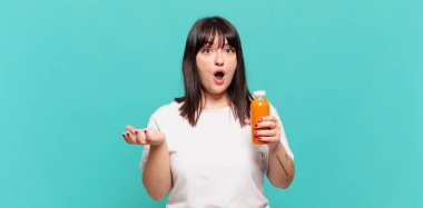 Açık sözlü ve şaşırmış, şok olmuş ve hayrete düşmüş.