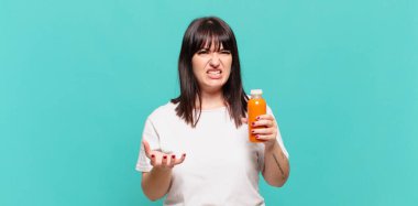 Kızgın, sinirli ve hayal kırıklığına uğramış görünüyorsun. Senin neyin var? 