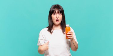 Şok olmuş ve şaşırmış bir halde, ağzı açık, kendini işaret eden.