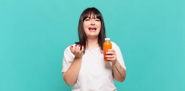 Çaresiz ve hayal kırıklığına uğramış görünüyor, stresli, mutsuz ve sinirli, bağırıyor ve çığlık atıyor