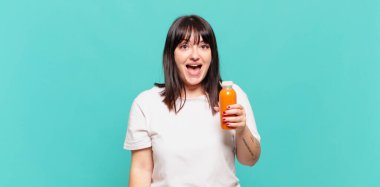 Mutlu ve hoş bir şekilde şaşırmış görünüyordu. Büyülenmiş ve şok olmuş bir ifadeyle heyecanlıydı.