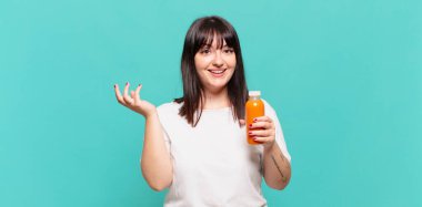 Mutlu, şaşkın ve neşeli hissetmek, olumlu bir tavırla gülümsemek, bir çözüm ya da fikir gerçekleştirmek.