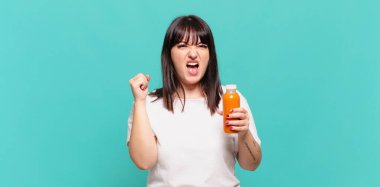 Kızgın bir ifadeyle saldırganca bağırmak ya da başarıyı kutlayan yumruklarla.