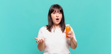 Son derece şok olmuş ve şaşırmış, endişeli ve paniklemiş hissediyorum, stresli ve korkmuş bir bakışla