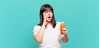 Mutlu, heyecanlı ve şaşırmış hissediyorum, iki elimle de yana bakıyorum.