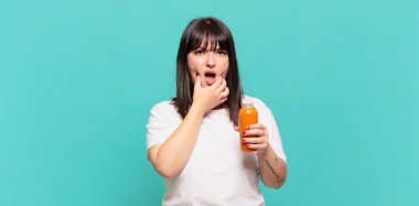 Ağzı ve gözleri açık ve elleri çenesinde, nahoş bir şekilde şokta, ne diyor ya da vay be