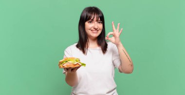 Mutlu, rahat ve tatmin olmuş hissediyorum. Onayını iyi bir hareketle gösteriyorum. Gülümsüyorum.