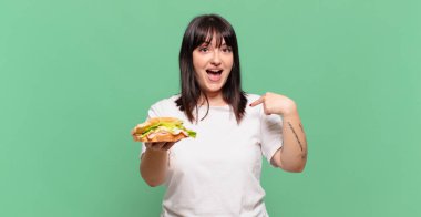 Mutlu, şaşkın ve gururlu hissediyorum. Heyecanlı ve şaşkın bir bakışla kendimi gösteriyorum.