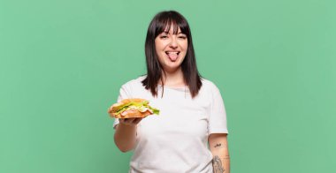 Neşeli, kaygısız, asi tavırlı, şakacı ve dilsiz, eğlenen