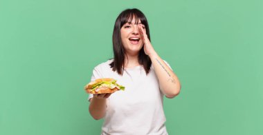 Mutlu, heyecanlı ve pozitifim. Ellerim ağzımın kenarındayken bağırıyorum.