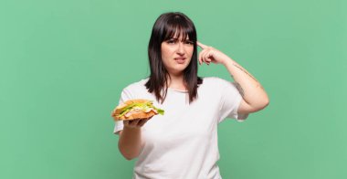 Kafan karışık ve şaşkın, deli, deli ya da aklını kaçırmış olduğunu gösteriyorsun.