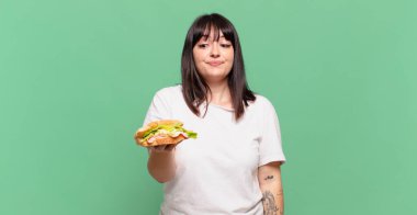 Omuz silkmek, kafası karışık ve kararsız hissetmek, kolları çapraz ve şaşkın bir bakış ile şüpheye düşmek