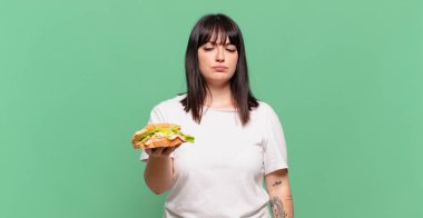 Üzgün, üzgün ya da kızgın hissediyorum ve olumsuz bir tavır takınıyorum, anlaşmazlık içinde kaşlarımı çatıyorum.