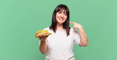 Kendine güvenen gülümseme, geniş gülümseme, pozitif, rahat, tatmin olmuş tavır.