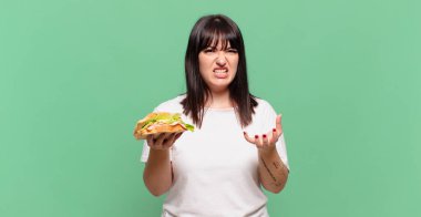 Kızgın, sinirli ve hayal kırıklığına uğramış görünüyorsun. Senin neyin var? 