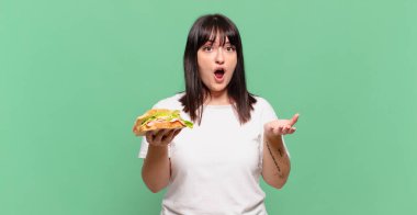 Açık sözlü ve şaşırmış, şok olmuş ve hayrete düşmüş.