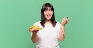 Mutlu, şaşkın ve neşeli hissetmek, olumlu bir tavırla gülümsemek, bir çözüm ya da fikir gerçekleştirmek.