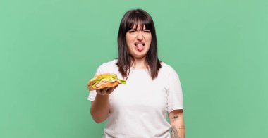 İğrençsin, sinir bozucusun, dilini dışarı çıkarıyorsun, iğrenç ve iğrenç bir şeyden hoşlanmıyorsun.