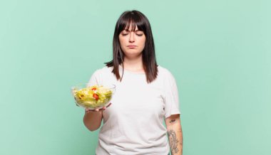 Üzgün, üzgün ya da kızgın hissediyorum ve olumsuz bir tavır takınıyorum, anlaşmazlık içinde kaşlarımı çatıyorum.