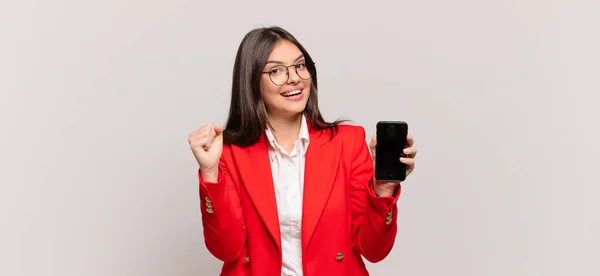 Junge Geschäftsfrau Ist Schockiert Aufgeregt Und Glücklich Lacht Und Feiert — Stockfoto