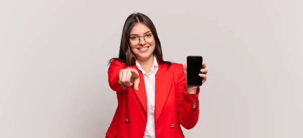 Joven Mujer Negocios Apuntando Cámara Con Una Sonrisa Satisfecha Segura — Foto de Stock