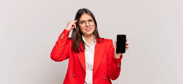 Joven Empresaria Sintiéndose Confundida Desconcertada Mostrando Que Estás Loca Loca — Foto de Stock