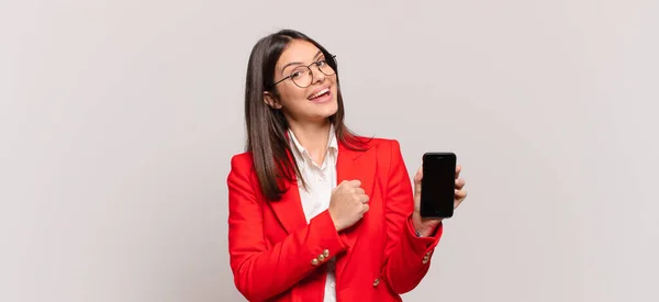 Jovem Empresária Sentindo Feliz Positiva Bem Sucedida Motivada Diante Desafio — Fotografia de Stock