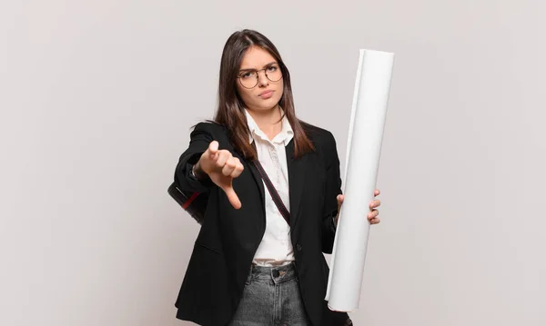 Jovem Bonita Arquiteto Mulher Sentindo Cruz Irritado Irritado Decepcionado Descontente — Fotografia de Stock