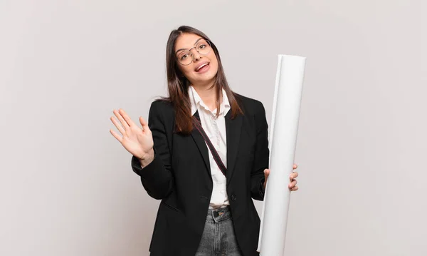 Jovem Mulher Bonita Arquiteto Sorrindo Feliz Alegremente Acenando Mão Acolhendo — Fotografia de Stock