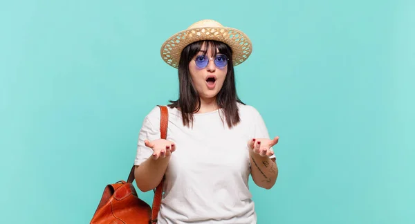 Jeune Voyageuse Sentant Extrêmement Choquée Surprise Anxieuse Paniquée Avec Regard — Photo