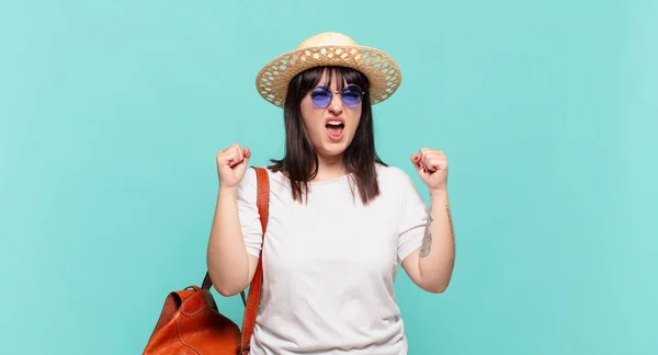 Giovane Viaggiatore Donna Urlando Aggressivamente Con Espressione Arrabbiata Con Pugni — Foto Stock