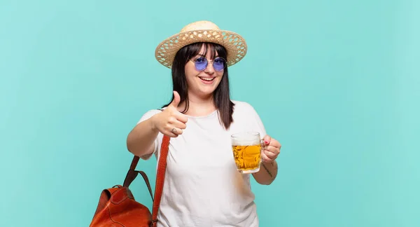 Giovane Viaggiatore Donna Sentirsi Orgoglioso Spensierato Fiducioso Felice Sorridendo Positivamente — Foto Stock