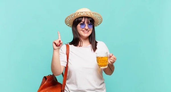 Giovane Viaggiatore Donna Sorridente Guardando Amichevole Mostrando Numero Uno Primo — Foto Stock