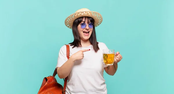 Giovane Viaggiatore Donna Guardando Eccitato Sorpreso Che Punta Verso Lato — Foto Stock