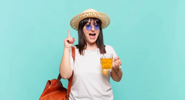 Giovane Viaggiatore Donna Sentirsi Come Genio Felice Eccitato Dopo Aver — Foto Stock