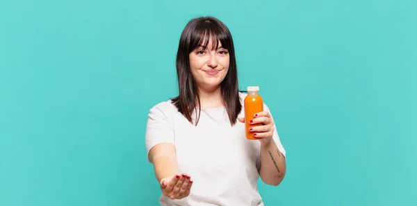 Sorrindo Feliz Com Olhar Amigável Confiante Positivo Oferecendo Mostrando Objeto — Fotografia de Stock