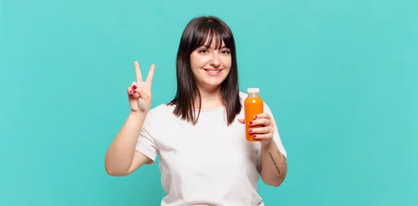 Sorrindo Olhando Amigável Mostrando Número Dois Segundo Com Mão Para — Fotografia de Stock