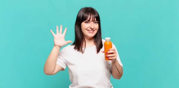 Glimlachend Vriendelijk Nummer Vijf Vijfde Met Hand Vooruit Aftellen — Stockfoto