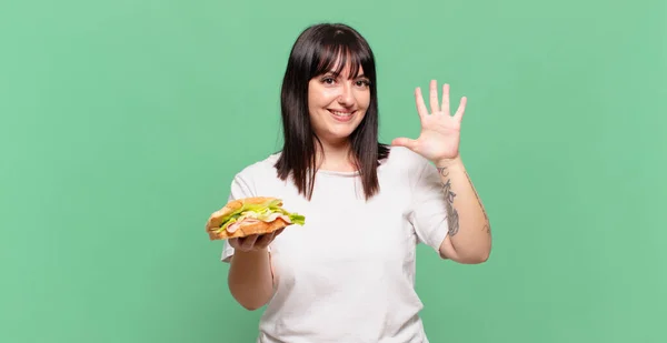 Sorrindo Olhando Amigável Mostrando Número Cinco Quinto Com Mão Para — Fotografia de Stock