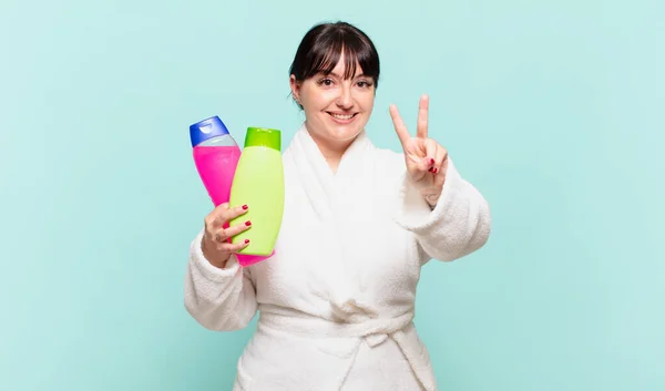 Jovem Mulher Vestindo Roupão Sorrindo Olhando Feliz Despreocupado Positivo Gesticulando — Fotografia de Stock