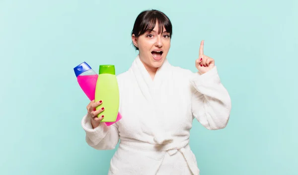 Mujer Joven Que Usa Albornoz Sintiéndose Como Genio Feliz Emocionado —  Fotos de Stock