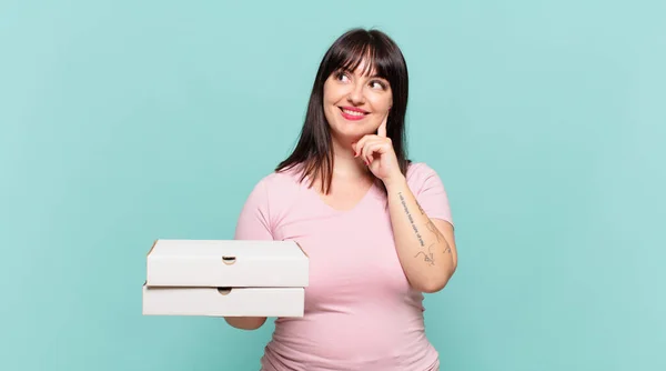 Vrolijk Lachend Dagdromend Twijfelend Naar Zijkant Kijkend — Stockfoto