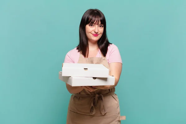 Jonge Chef Kok Vrouw Glimlachend Gelukkig Met Vriendelijke Zelfverzekerde Positieve — Stockfoto
