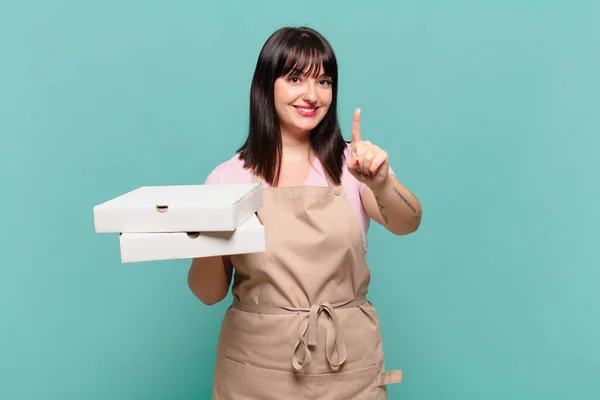 Joven Chef Mujer Sonriendo Orgullosamente Con Confianza Haciendo Número Uno —  Fotos de Stock