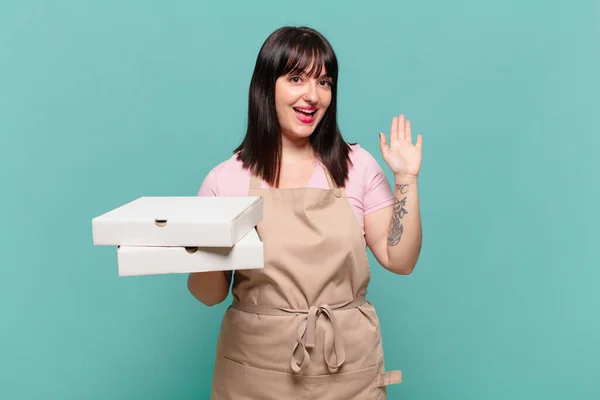 Jovem Chef Mulher Sorrindo Feliz Alegremente Acenando Mão Acolhendo Cumprimentando — Fotografia de Stock