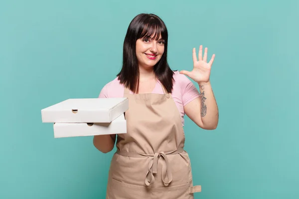 Jovem Chef Mulher Sorrindo Olhando Amigável Mostrando Número Cinco Quinto — Fotografia de Stock