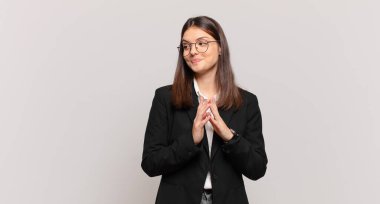 Genç iş kadını kötü bir plan kurarken ya da bir numara düşünürken gururlu, yaramaz ve kibirli hissediyor.